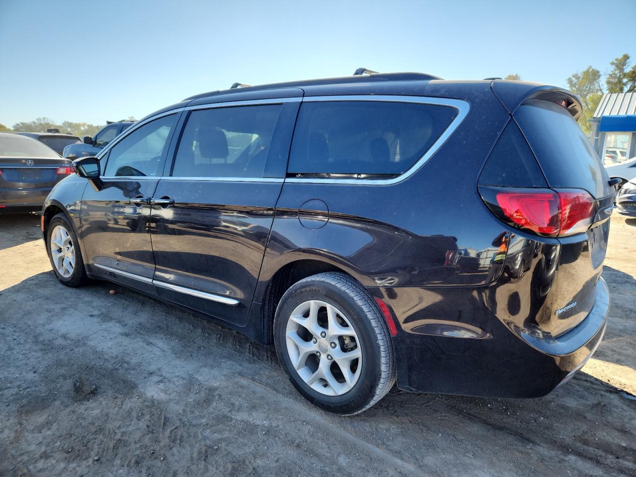 2017 Chrysler Pacifica Touring L - Фото 2