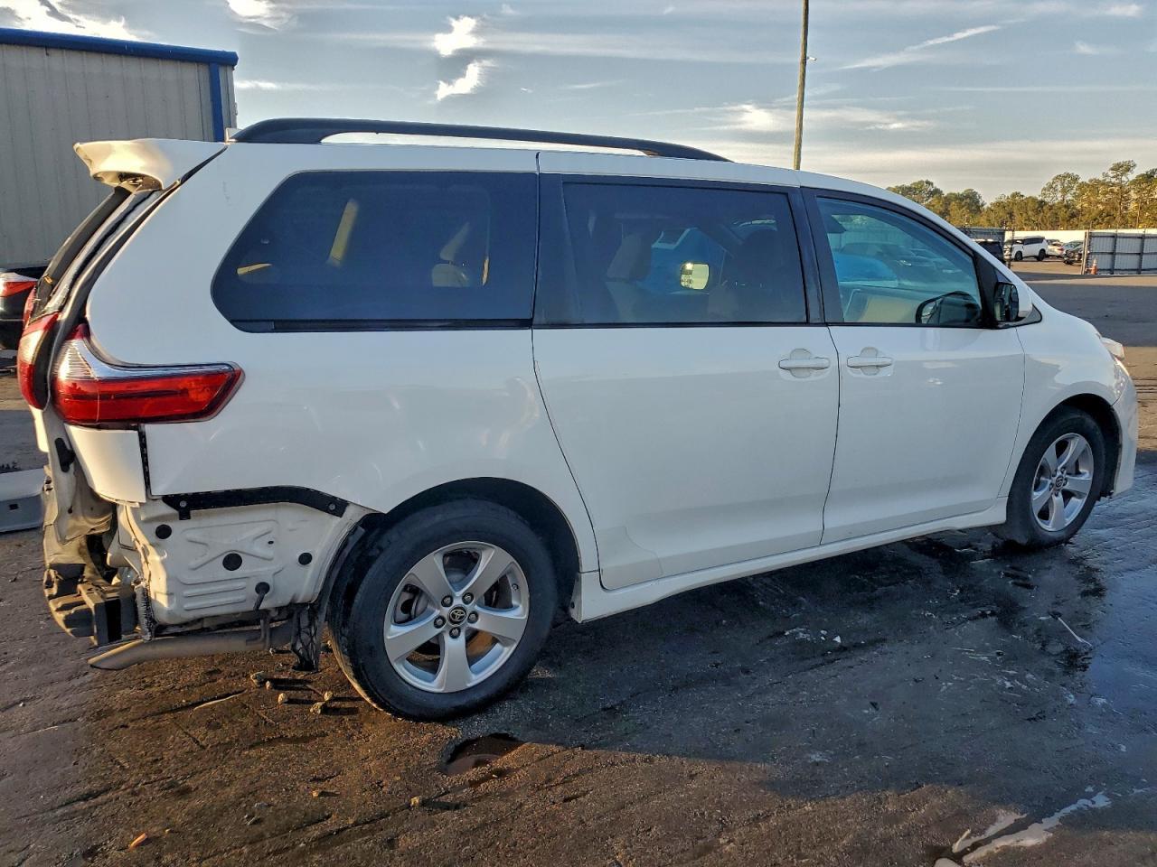 2022 Toyota Sienna Le - Image 3