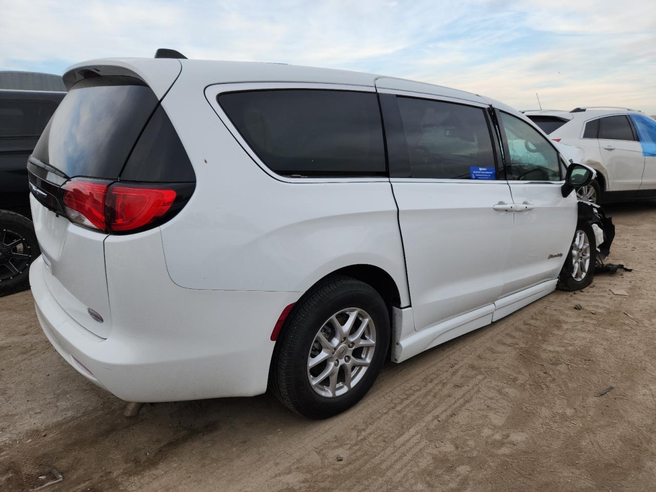 2023 Chrysler Voyager Lx - Фото 3