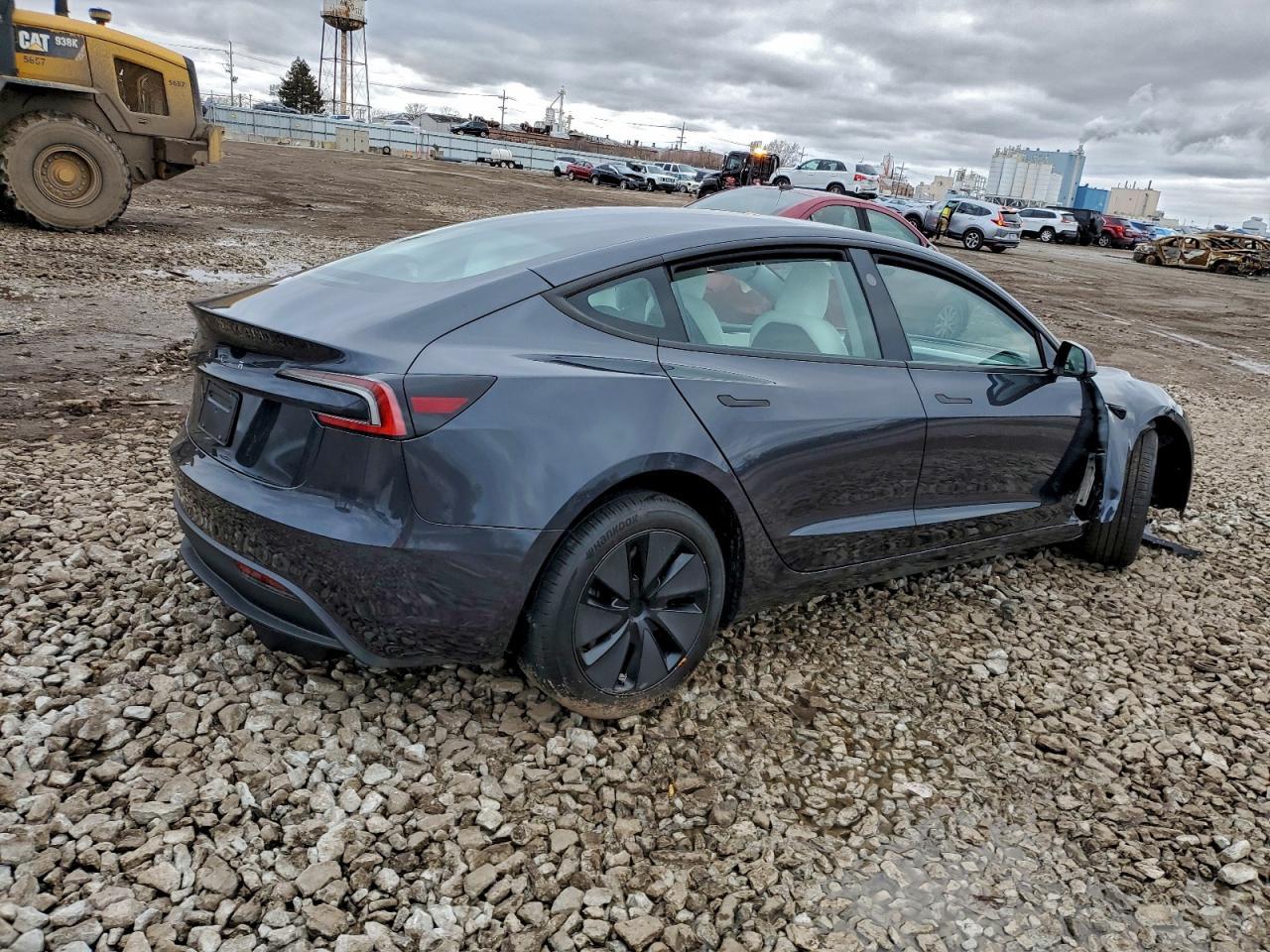 2025 Tesla Model 3 - Фото 3