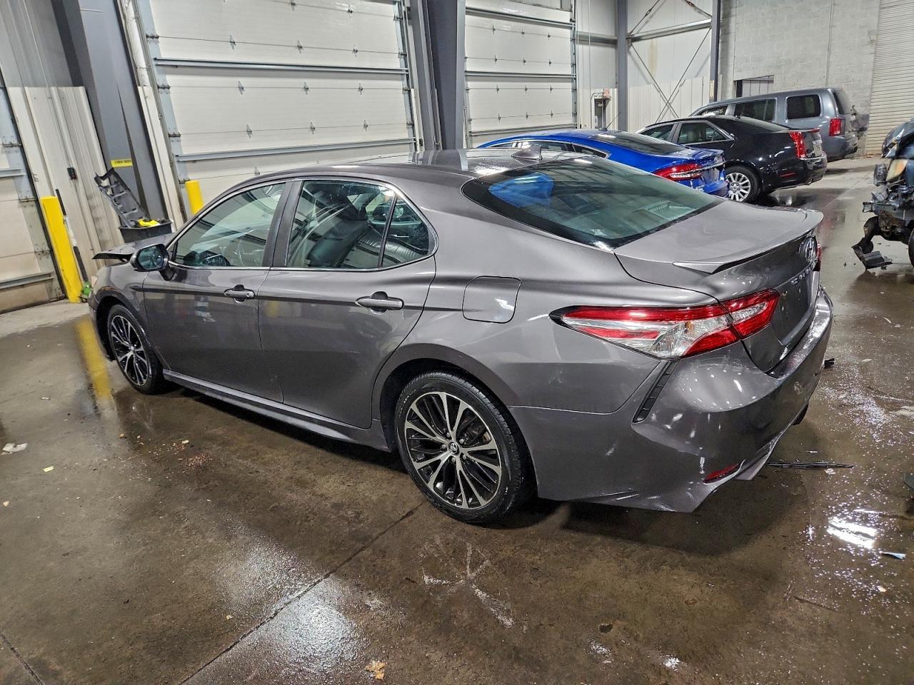 2020 Toyota Camry Se - Фото 2