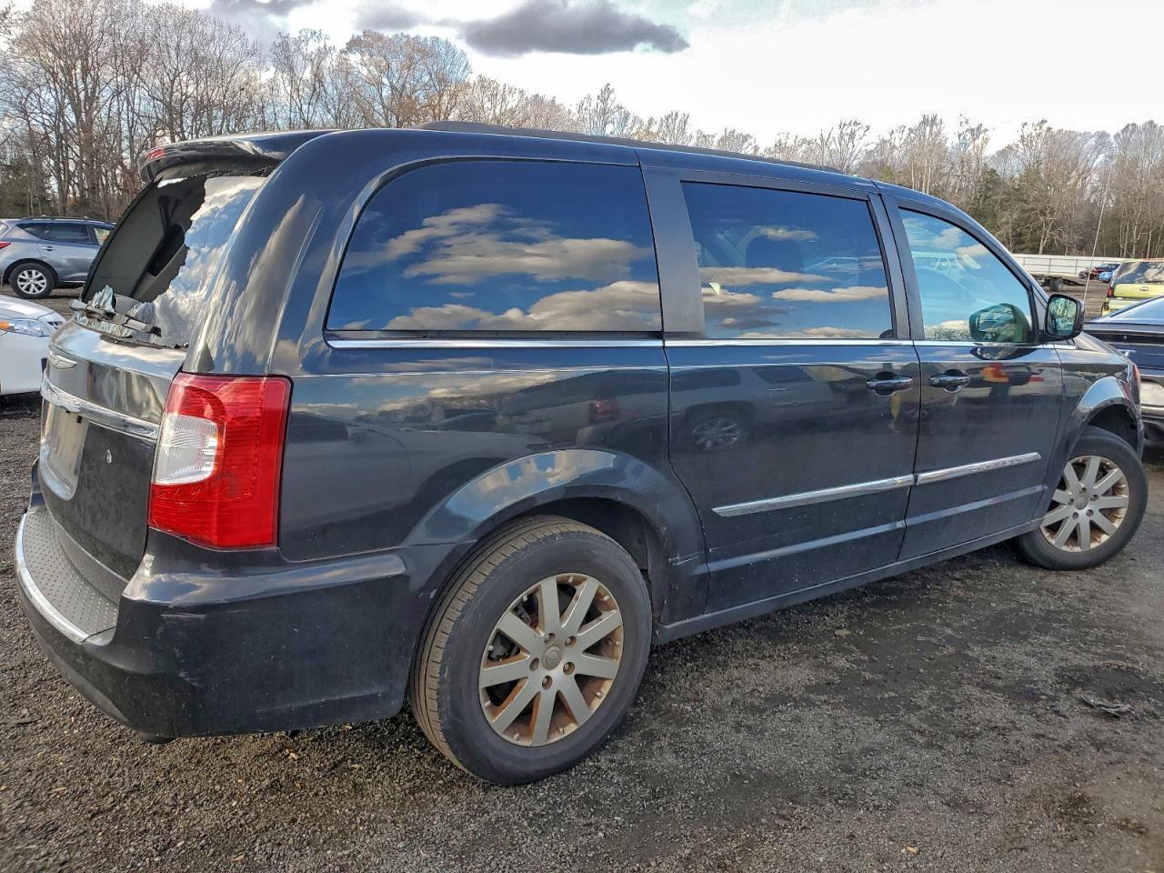 2013 Chrysler Town & Country Touring - Image 3
