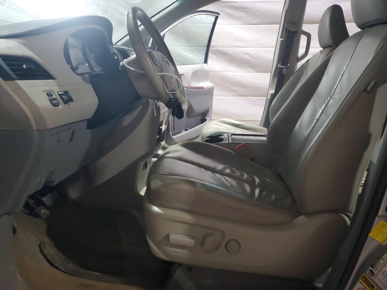 2011 Toyota Sienna Xle - Image 7