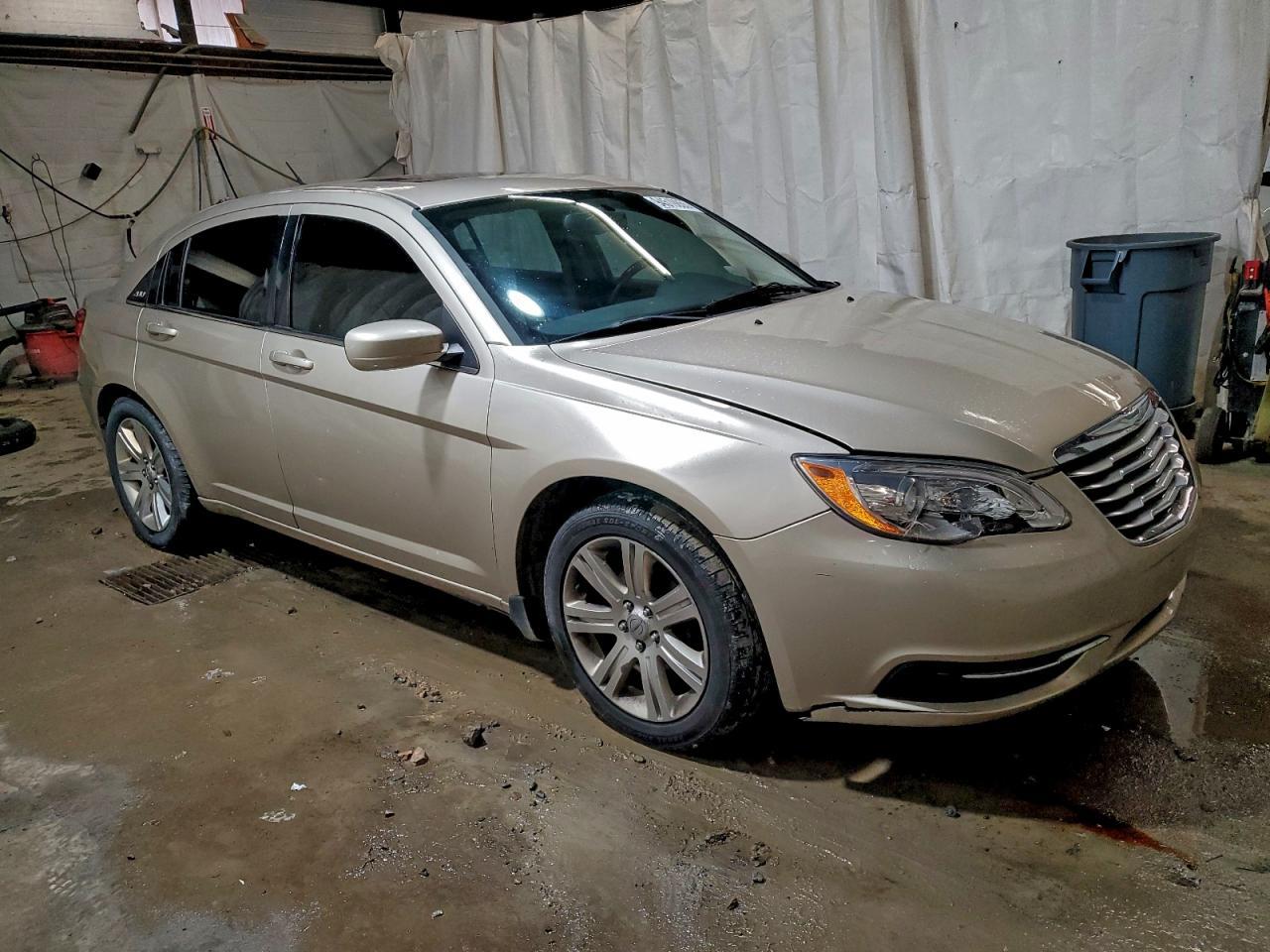 2013 Chrysler 200 Touring - Image 4