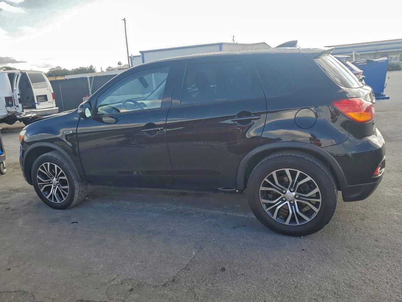 2019 Mitsubishi Outlander Sport Es - Фото 2