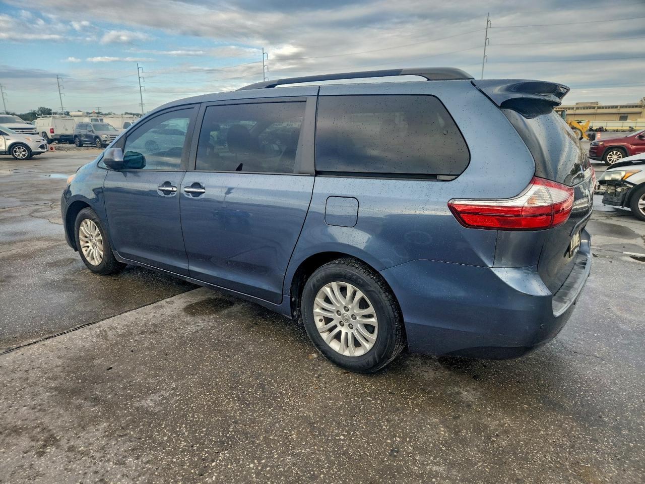2015 Toyota Sienna - Фото 2