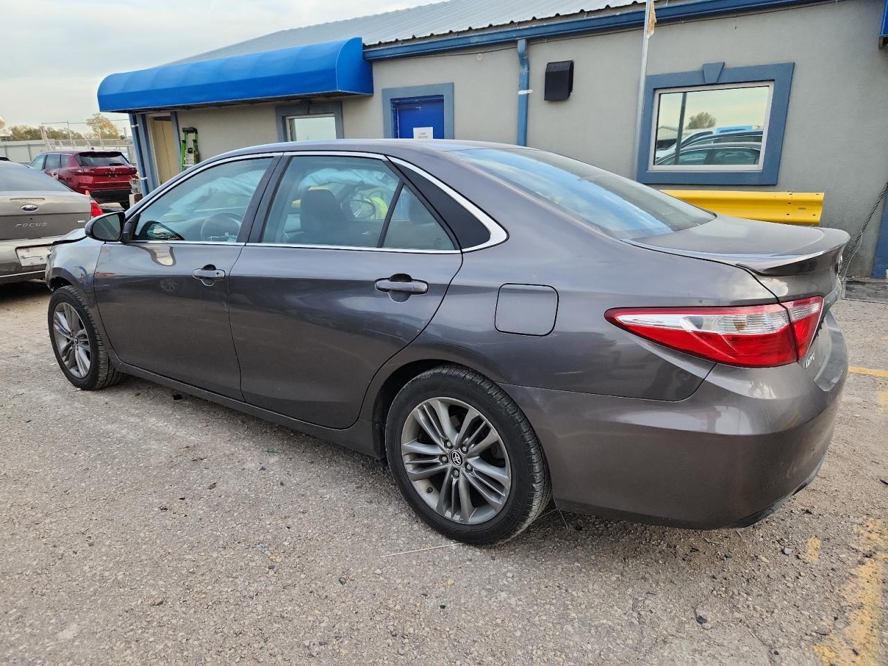 2016 Toyota Camry Se - Фото 2
