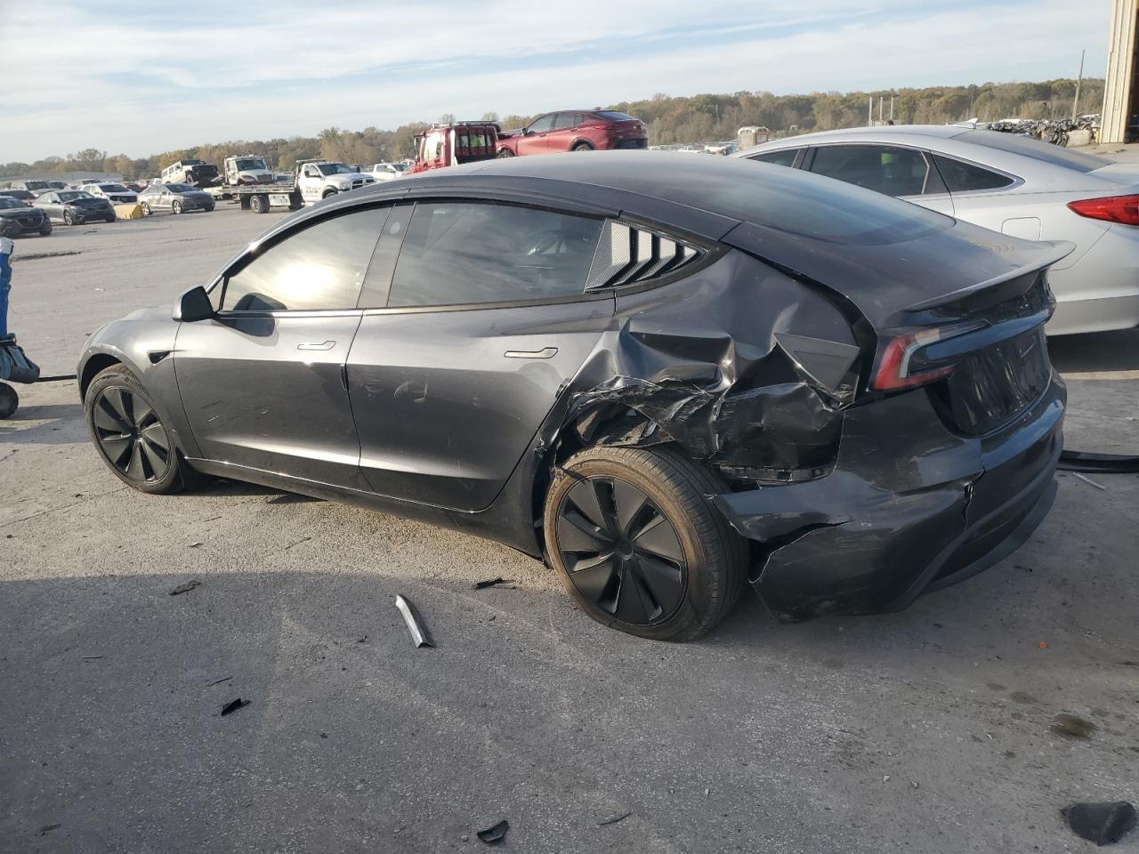 2025 Tesla Model 3 - Фото 2