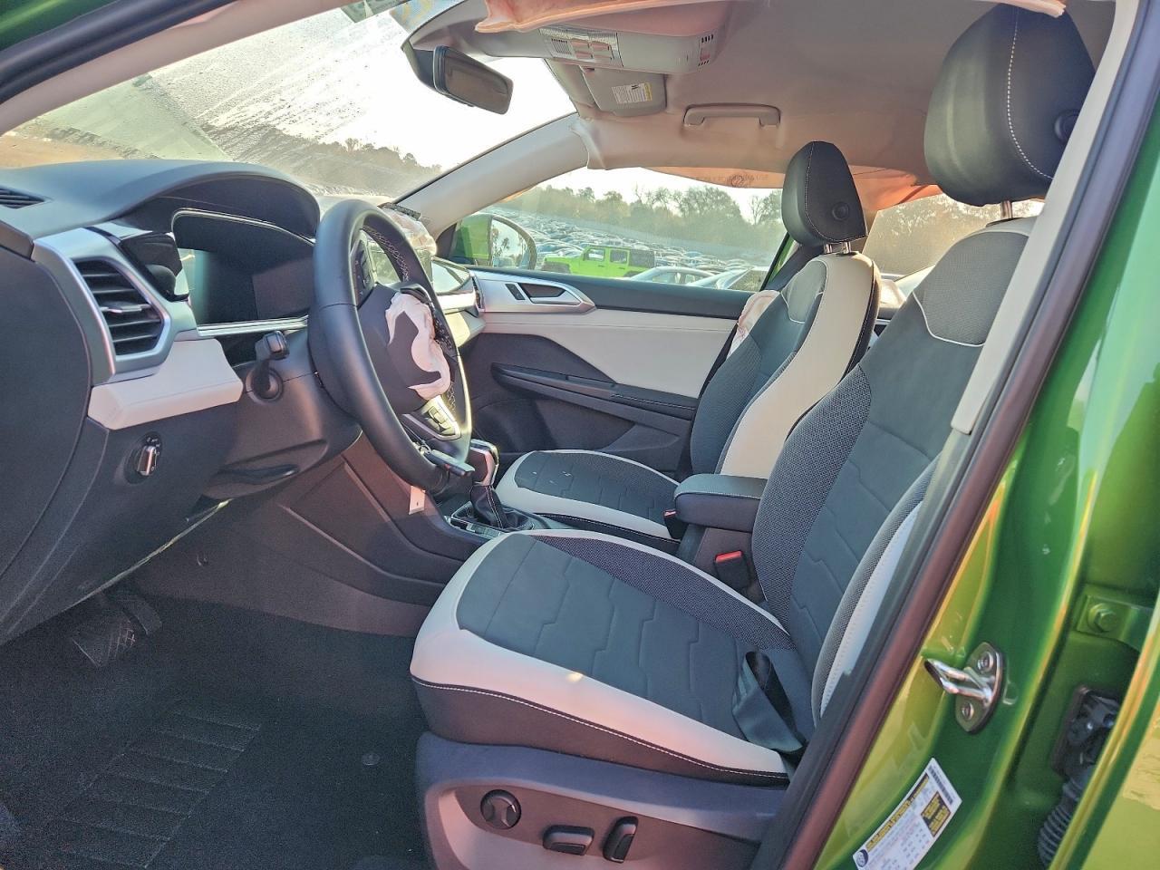 2025 Volkswagen Taos Se - Image 7