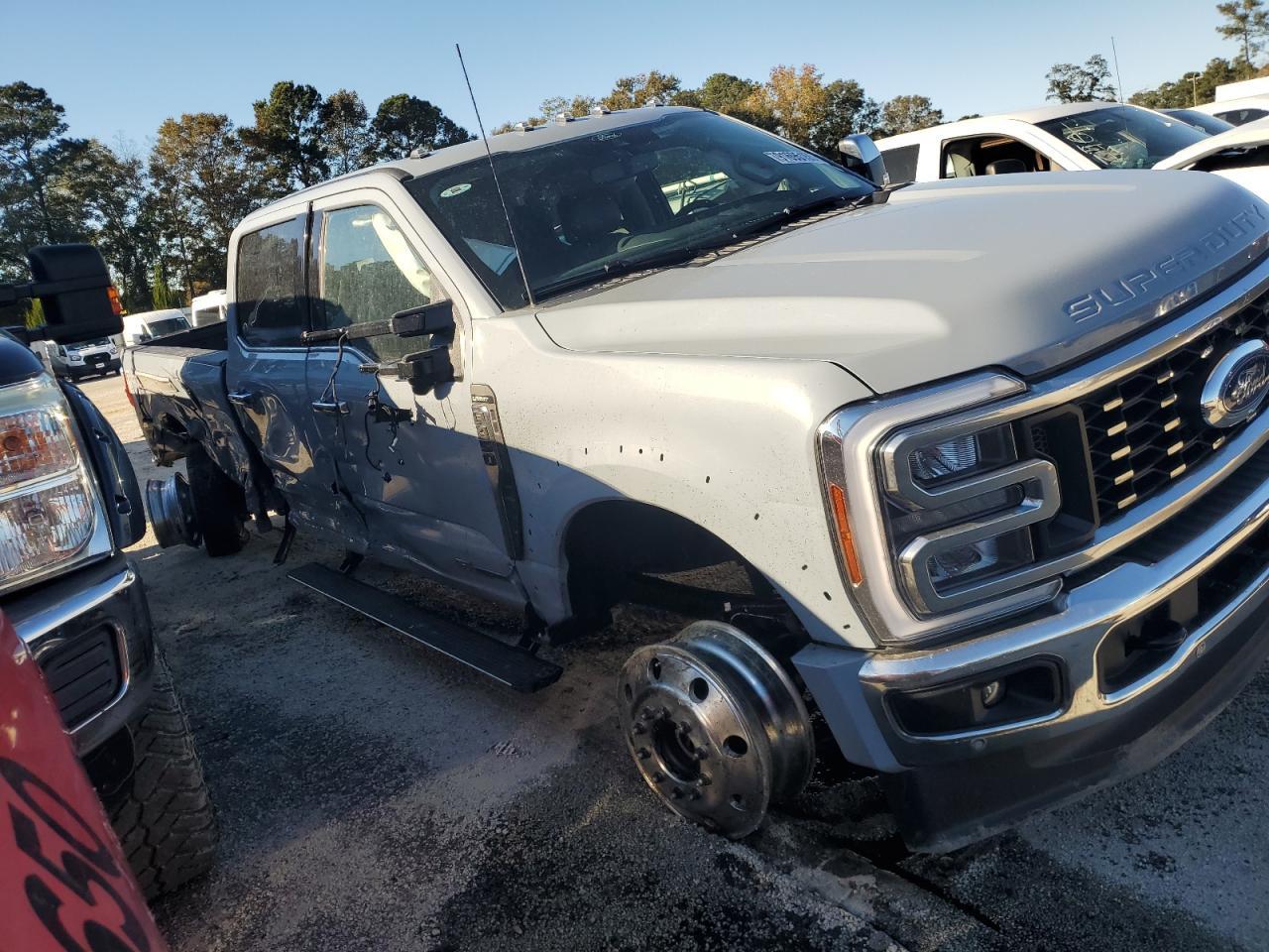 2025 Ford F450 Super Duty - Image 4