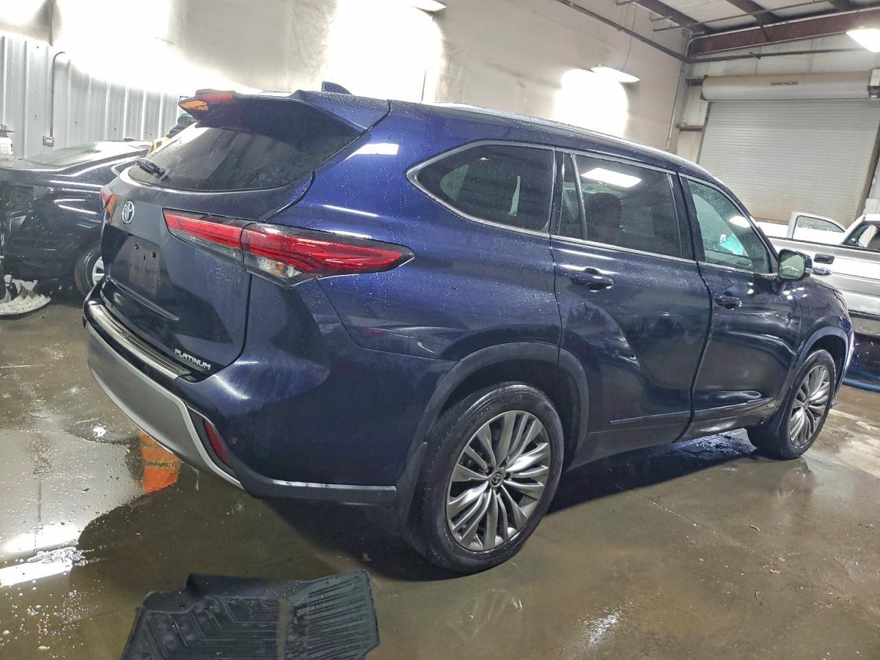 2022 Toyota Highlander Hybrid Platinum - Image 3