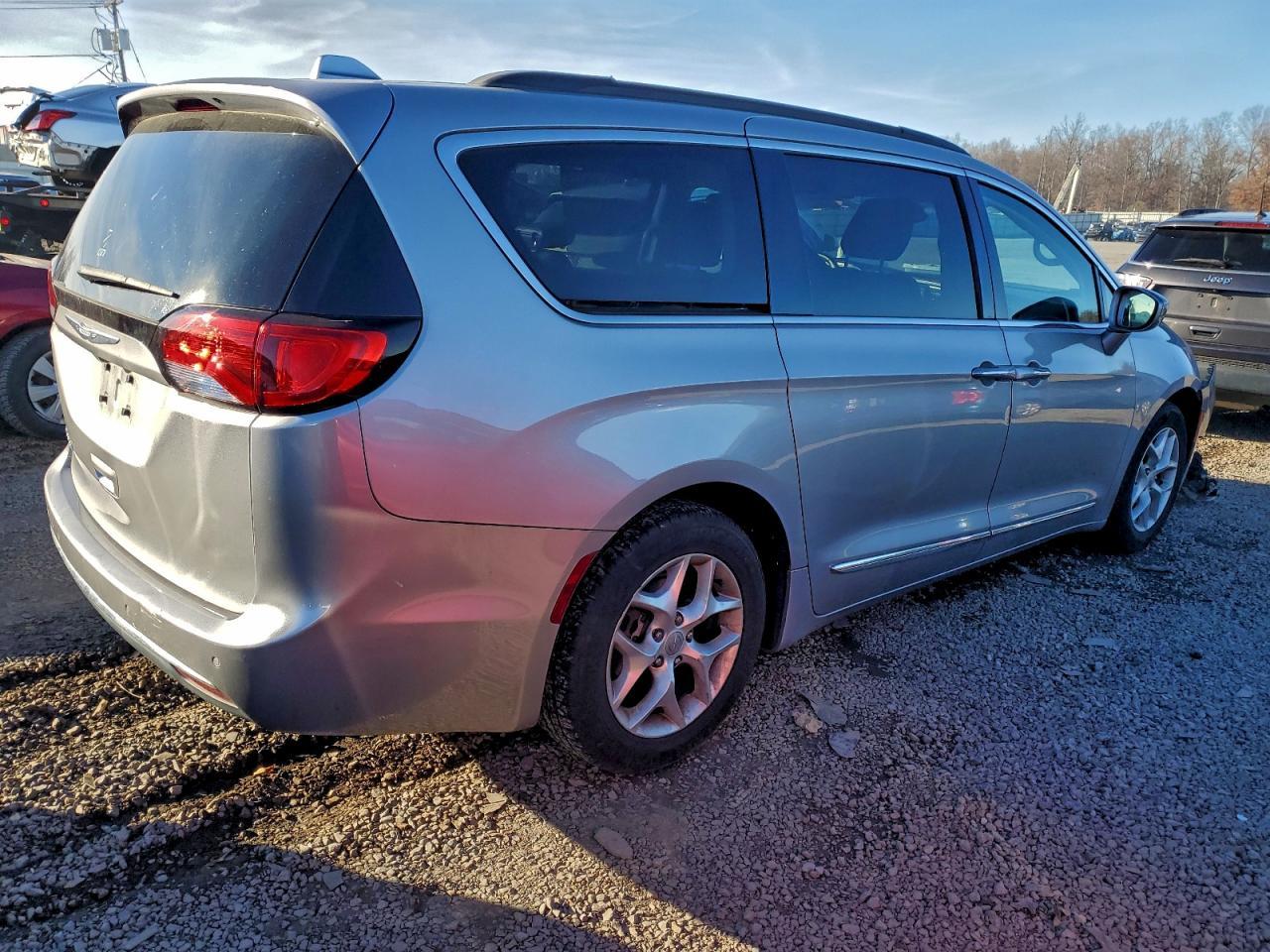 2017 Chrysler Pacifica Touring L - Фото 3