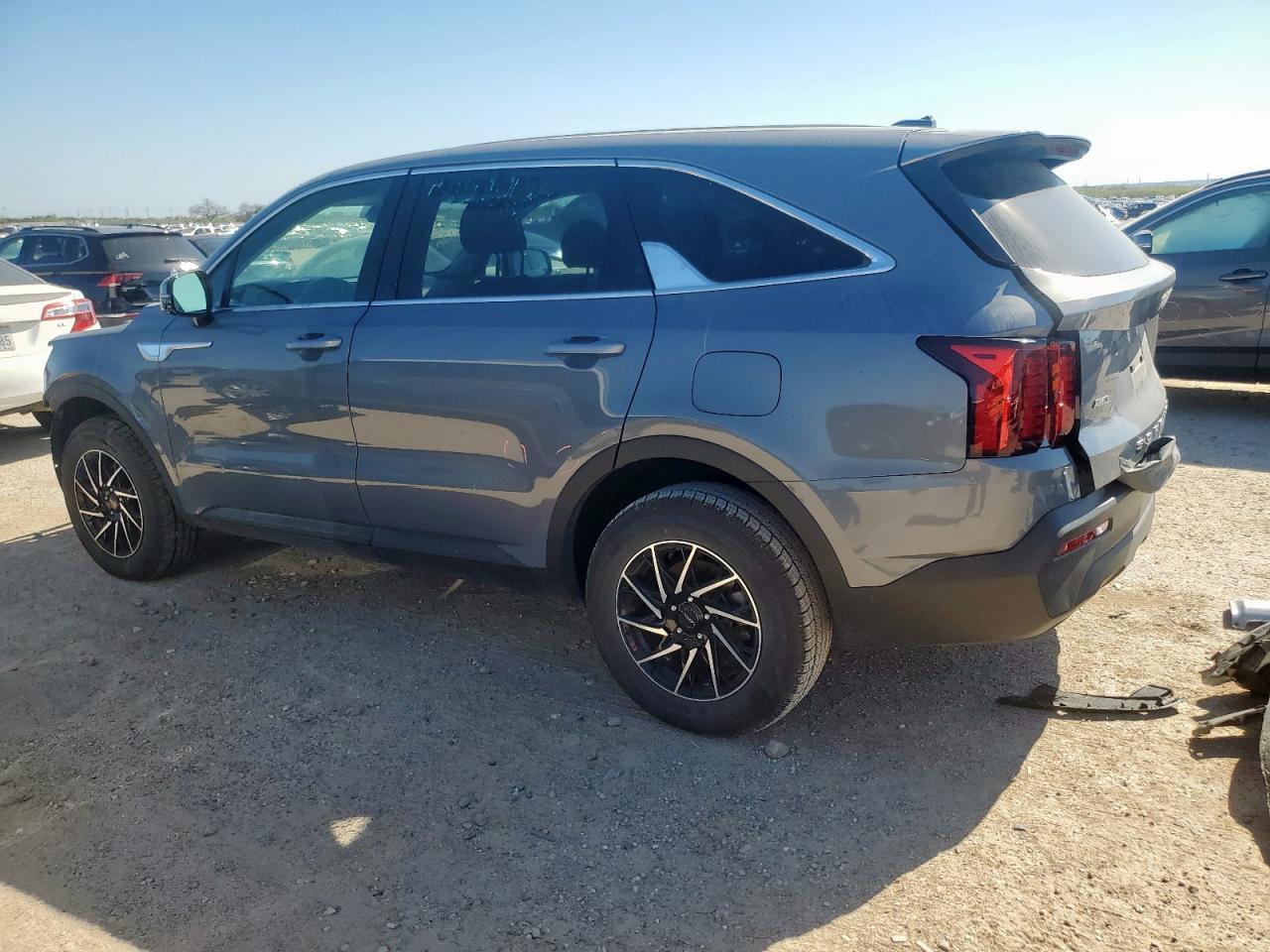 2022 Kia Sorento Lx - Image 2