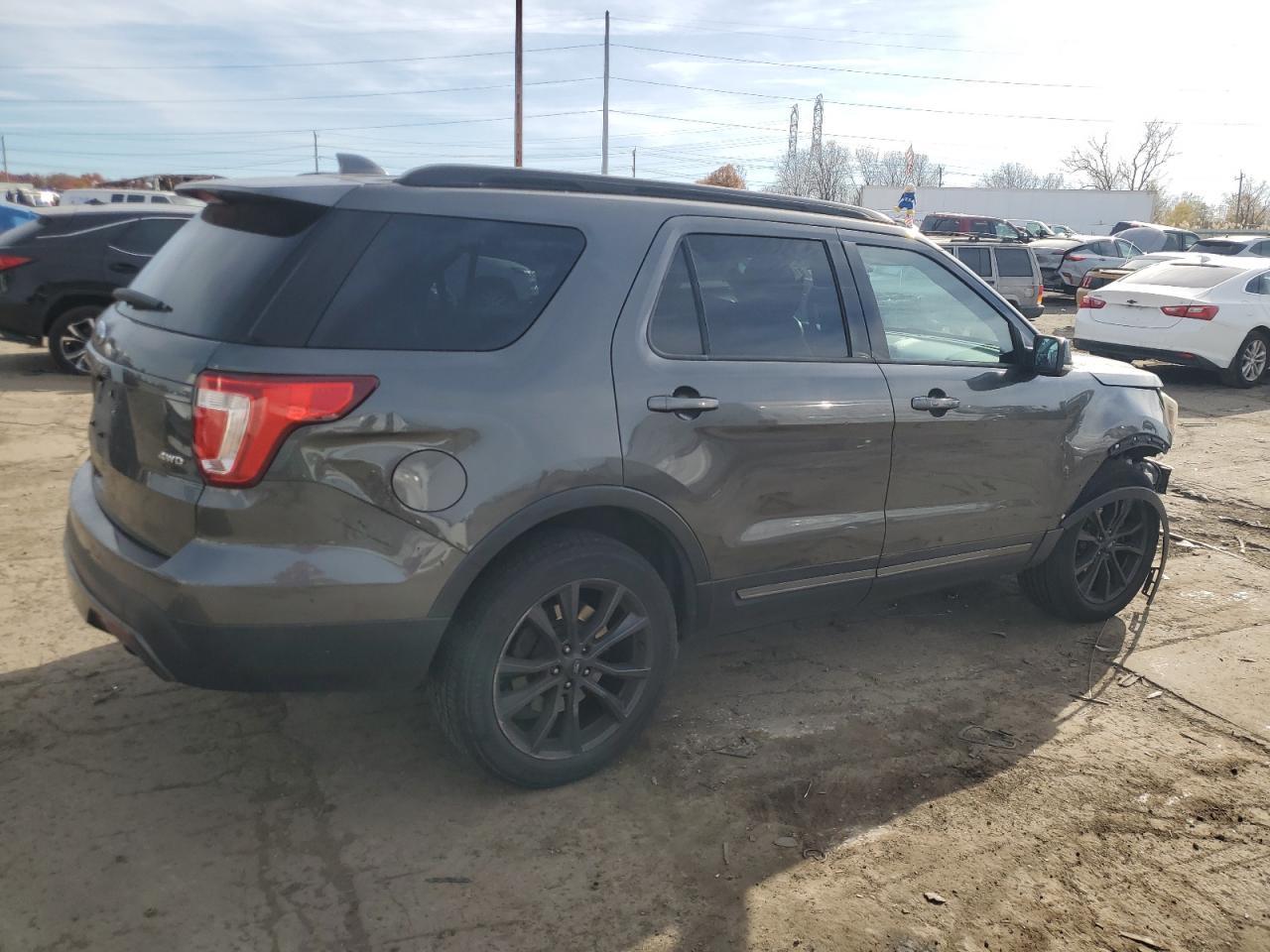 2017 Ford Explorer Xlt - Image 3