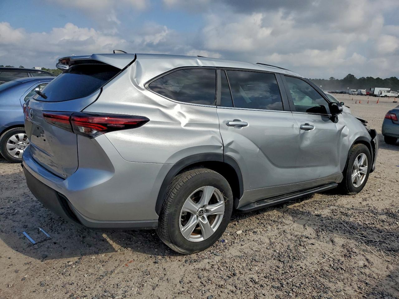 2024 Toyota Highlander Le - Image 3