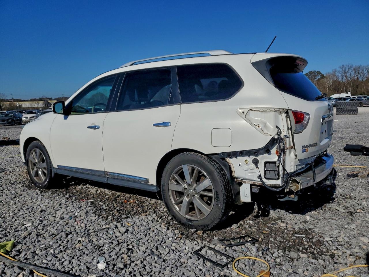 2014 Nissan Pathfinder S - Image 2