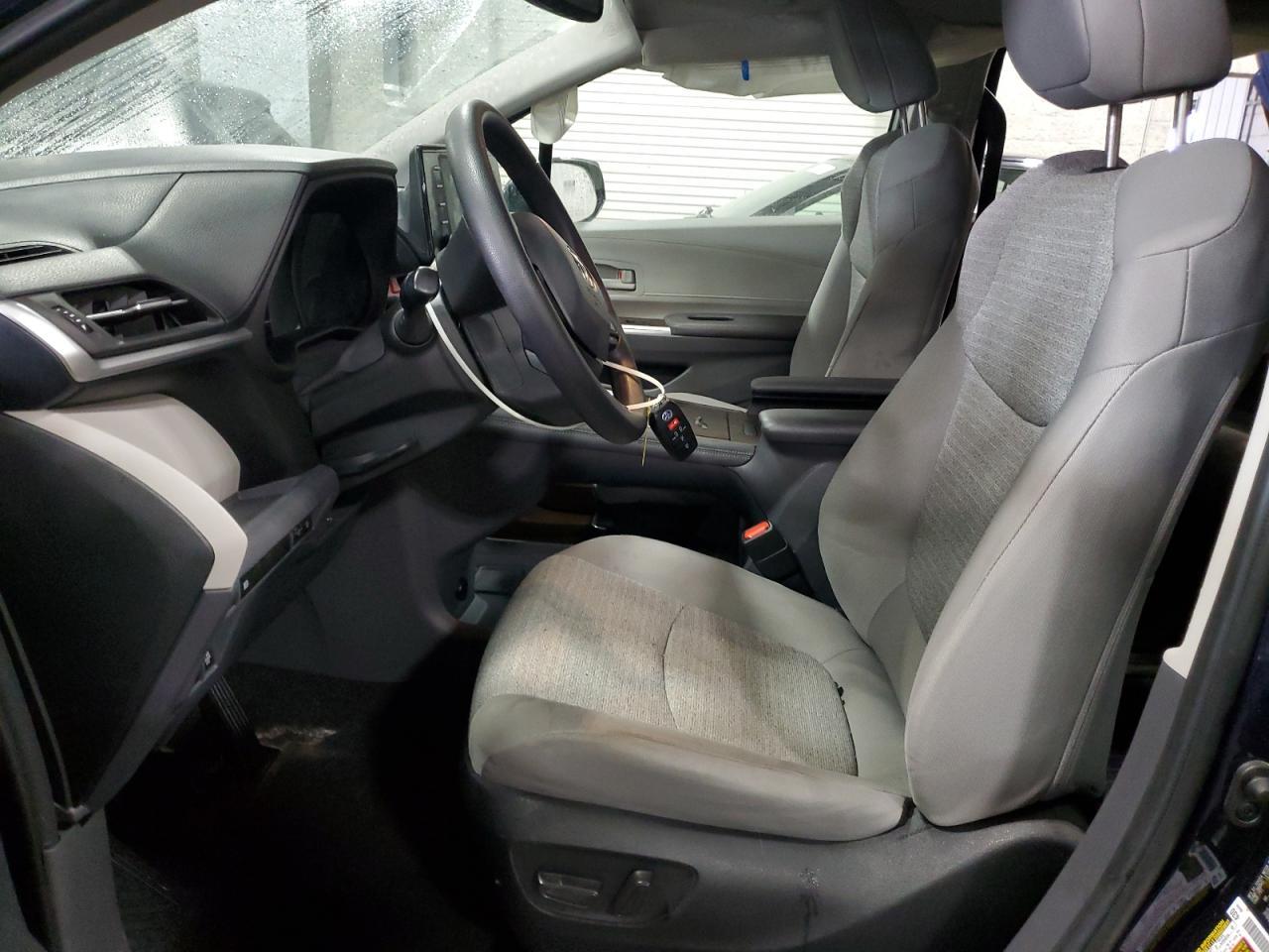 2022 Toyota Sienna Le - Фото 7