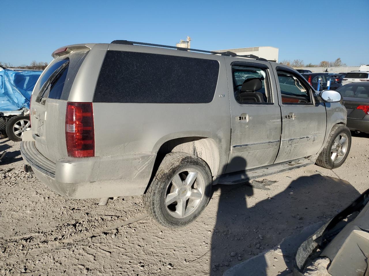 2014 Chevrolet Suburban K1500 Ltz - Image 3