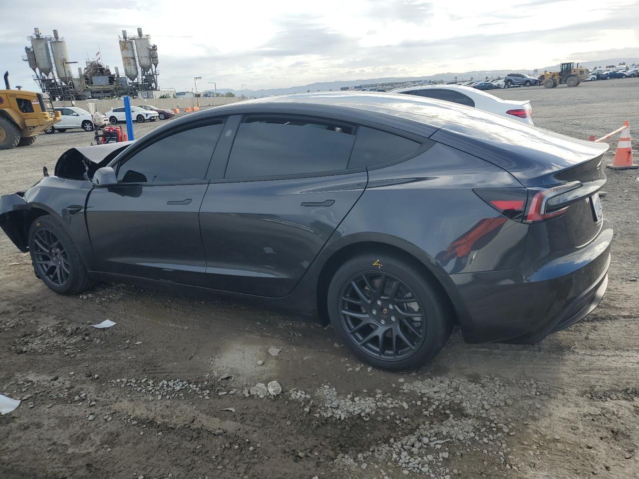 2025 Tesla Model 3 - Фото 2