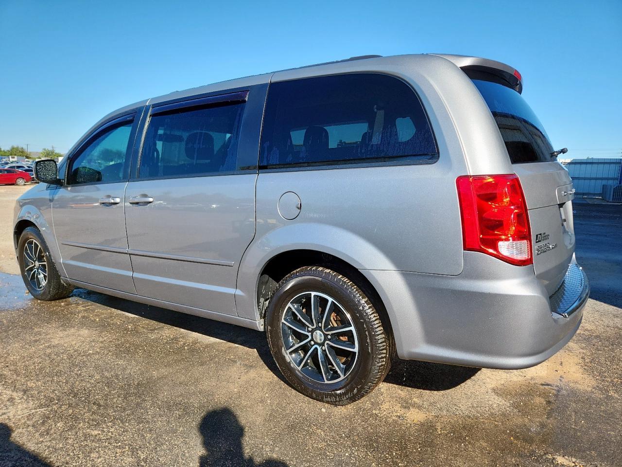 2017 Dodge Grand Caravan Gt - Image 2