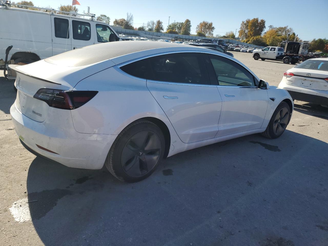 2018 Tesla Model 3 - Фото 3
