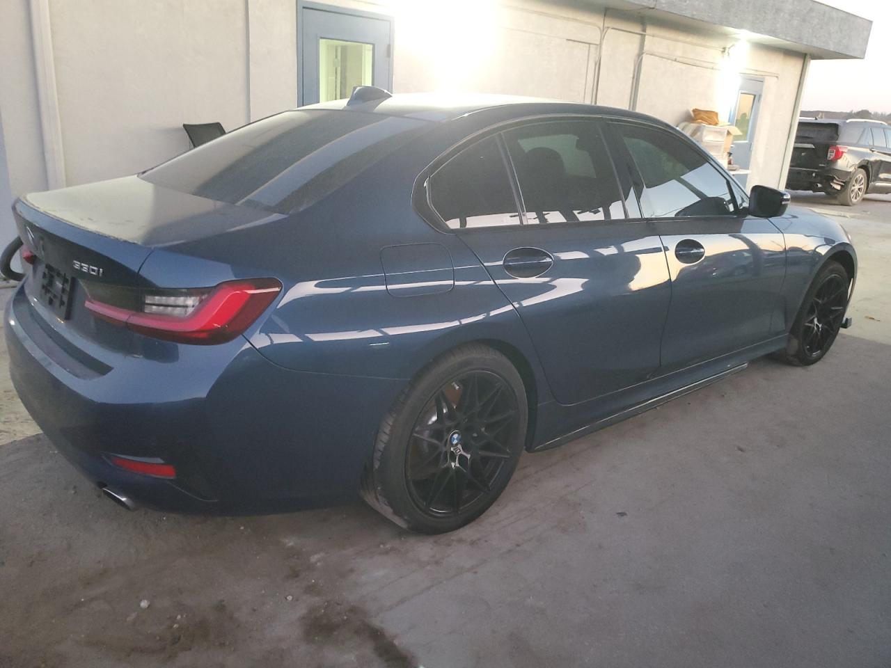 2022 BMW 330I - Фото 3