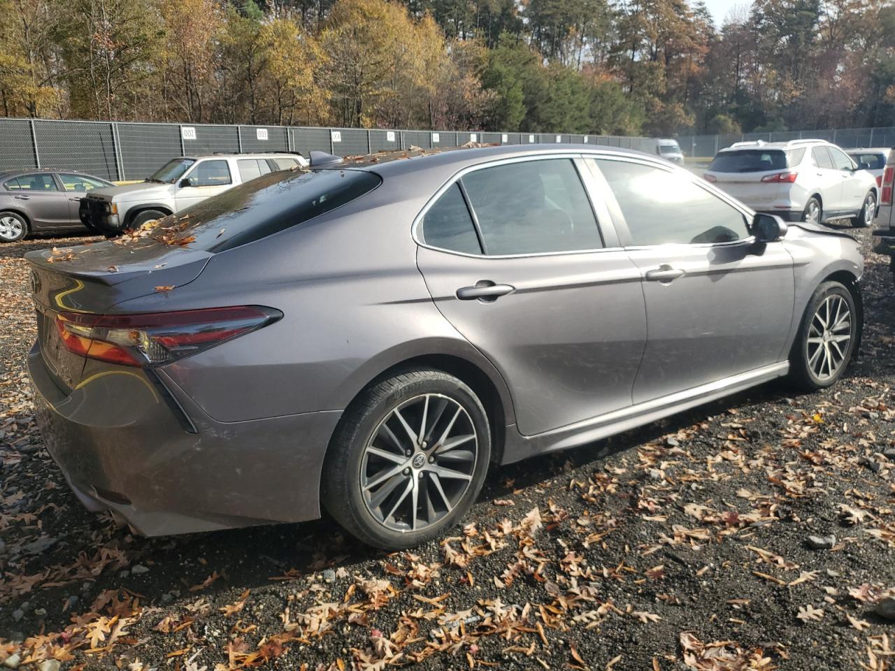 2021 Toyota Camry Se - Фото 3