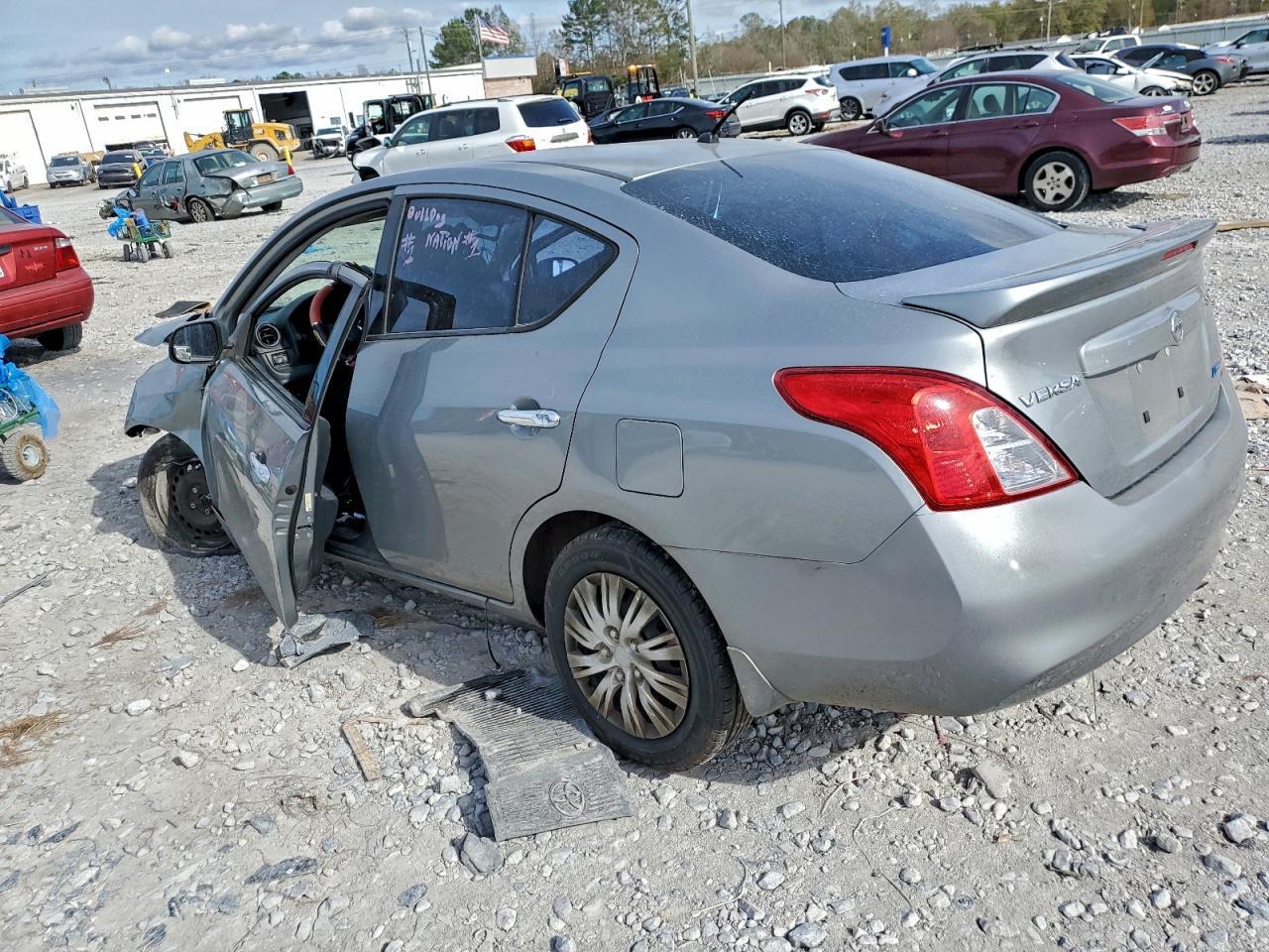 2014 Nissan Versa S - Фото 2
