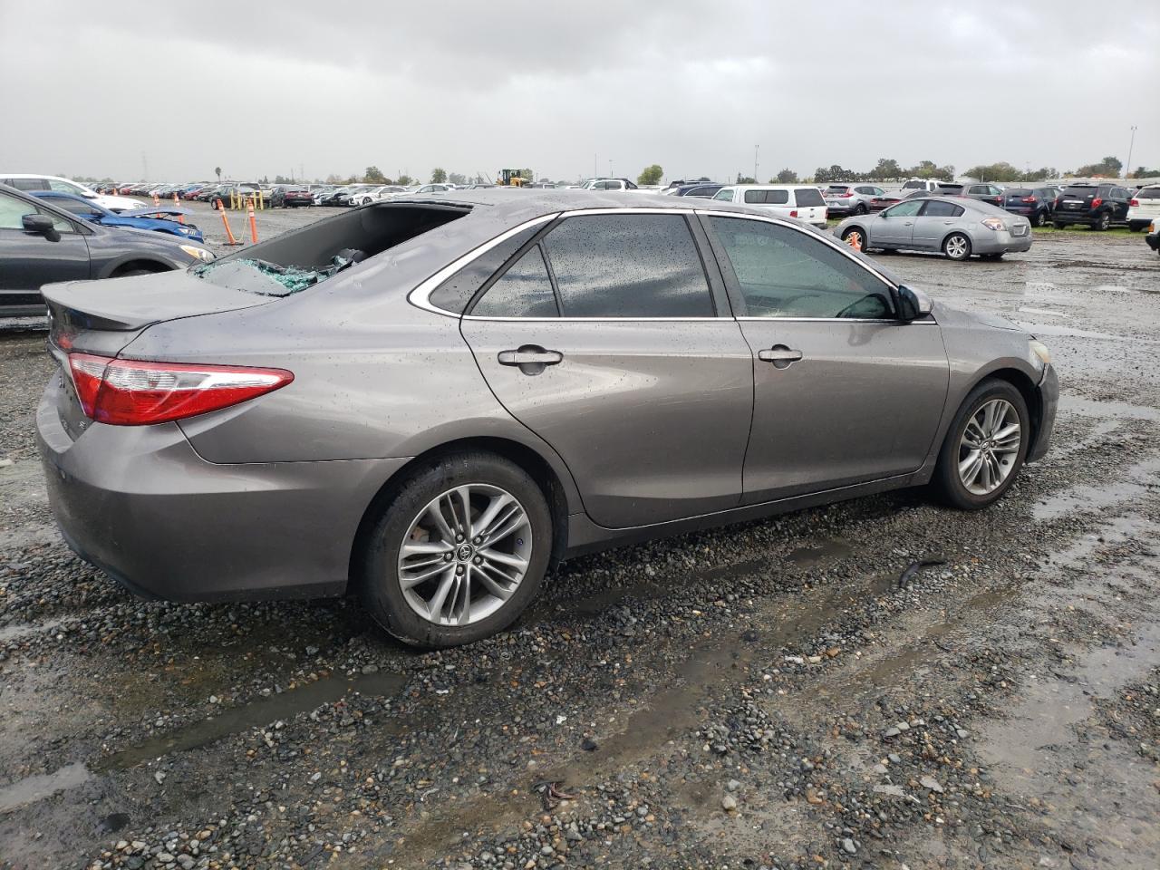 2016 Toyota Camry Le - Фото 3
