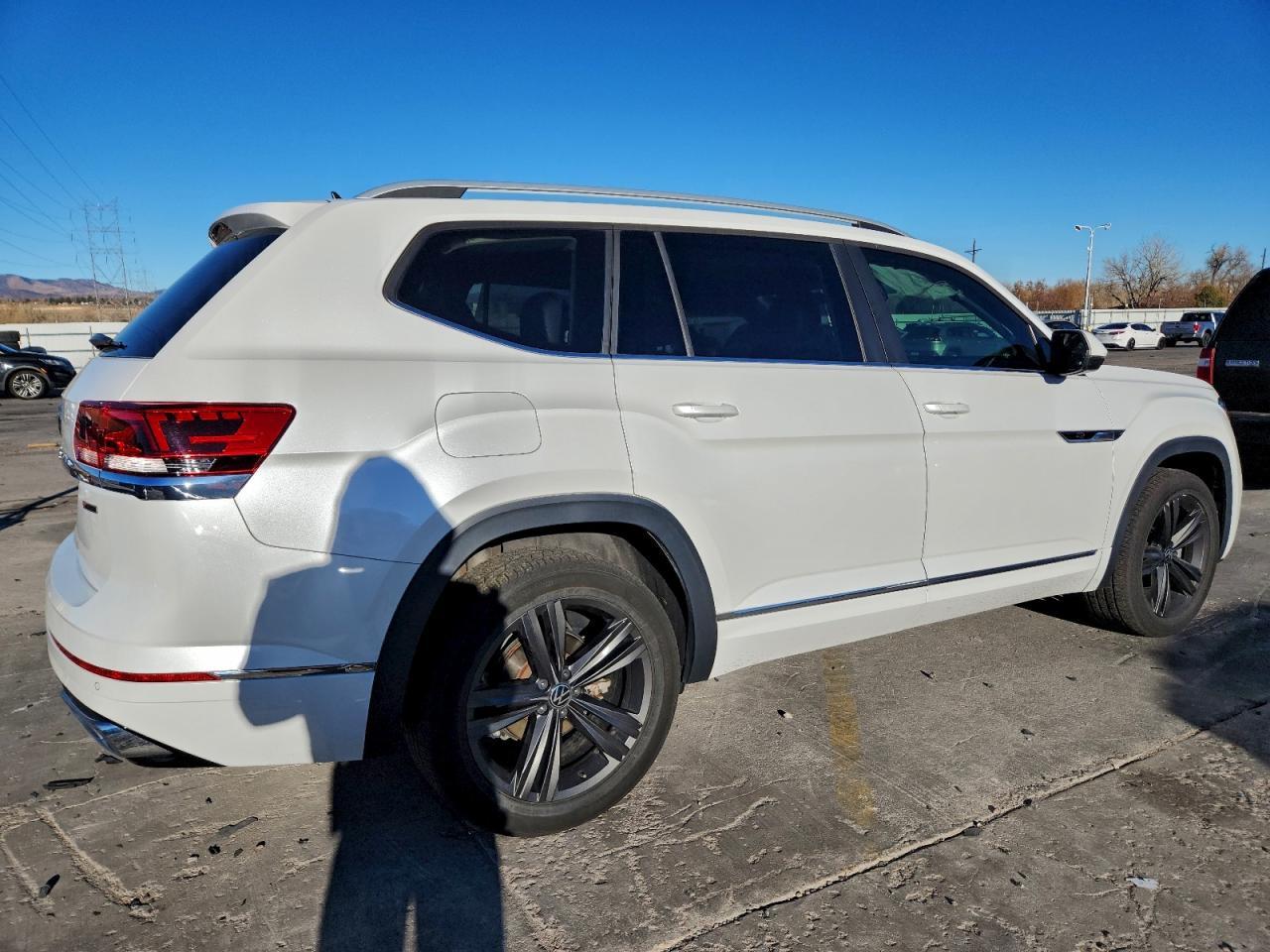 2022 Volkswagen Atlas Sel R-Line - Image 3