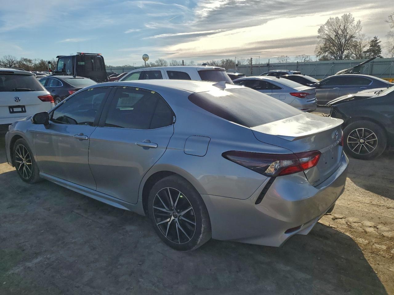 2021 Toyota Camry Se - Фото 2