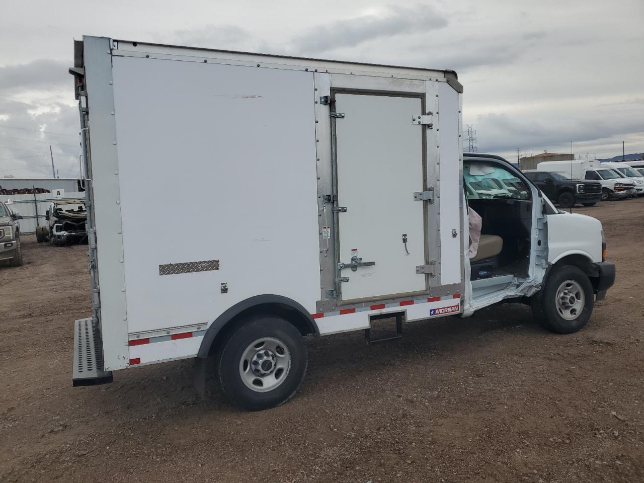 2023 GMC Savana Box Truck - Фото 3
