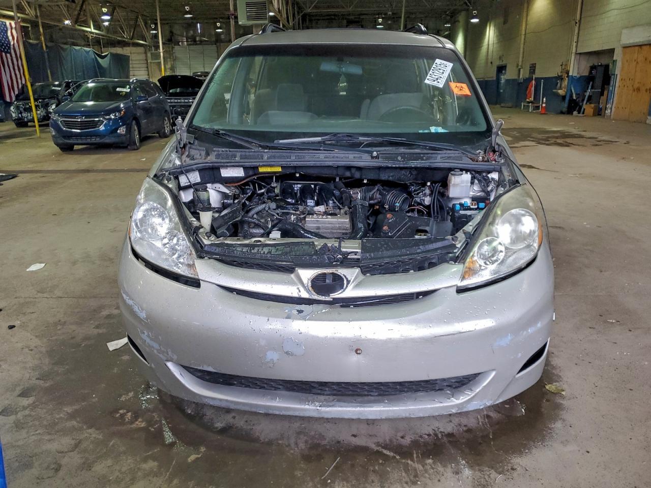 2010 Toyota Sienna Le 8-Passenger - Фото 5