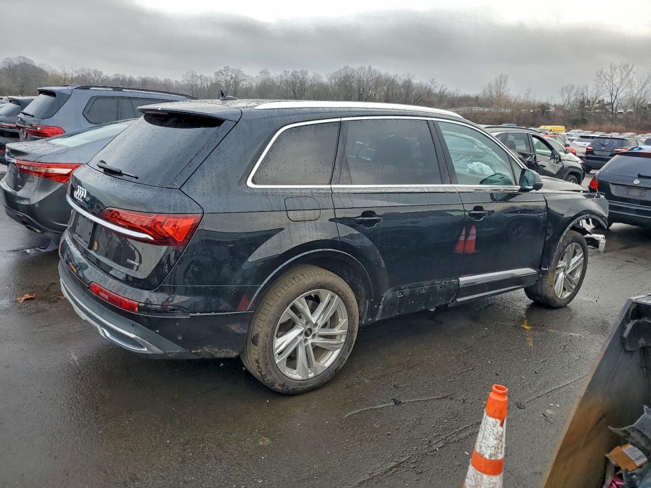 2022 Audi Q7 Premium Plus - Image 3
