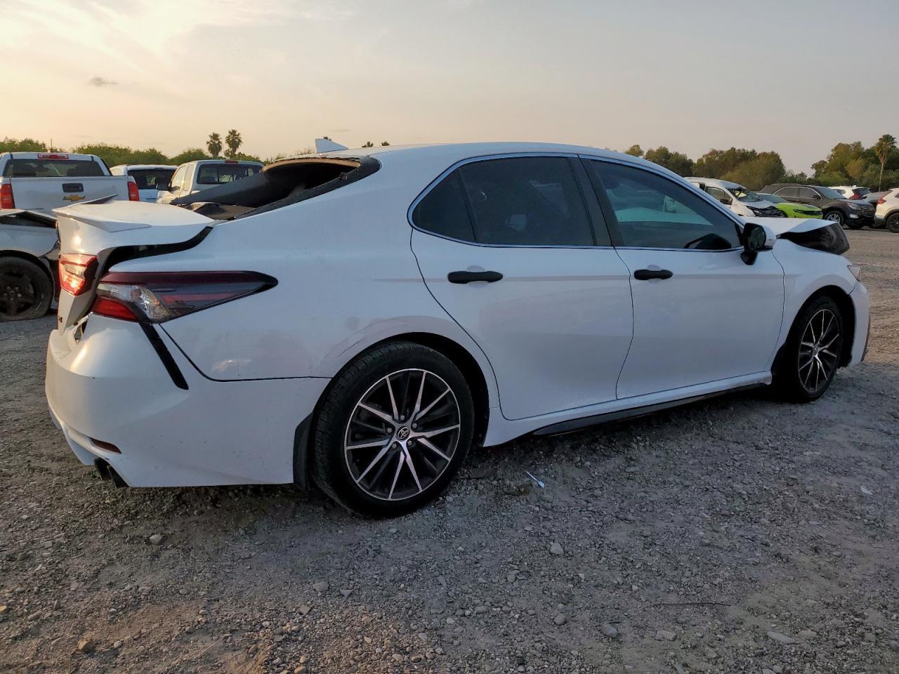 2021 Toyota Camry Se - Фото 3