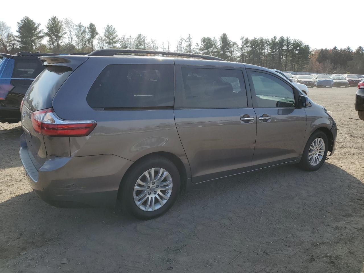 2017 Toyota Sienna Xle - Фото 3