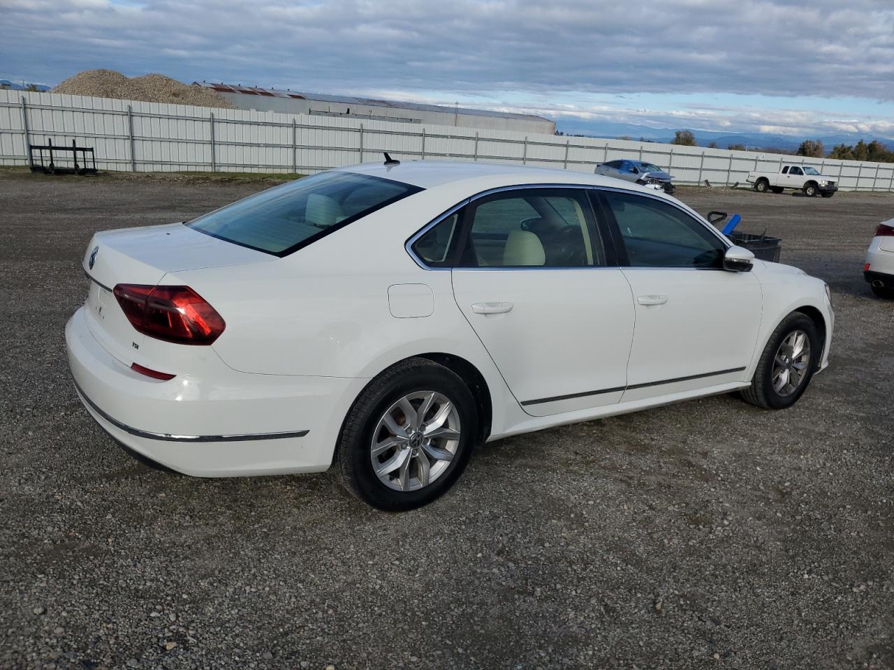 2017 Volkswagen Passat S - Фото 3