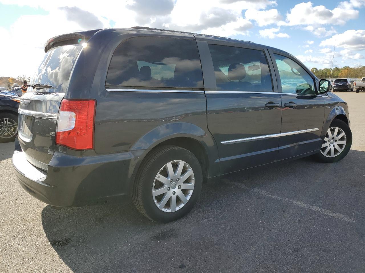 2013 Chrysler Town And C - Фото 3