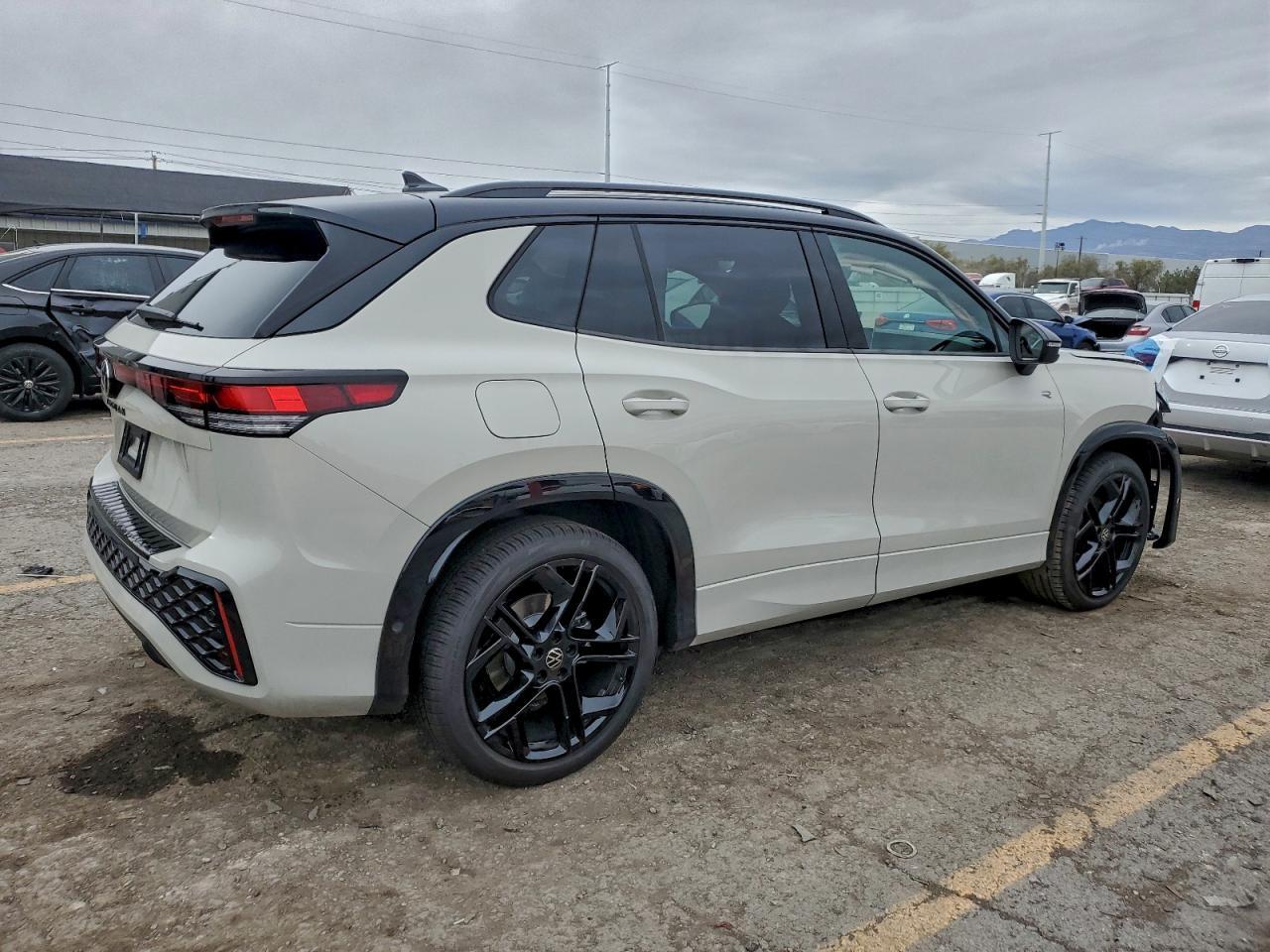 2025 Volkswagen Tiguan Se R-Line Black - Image 3