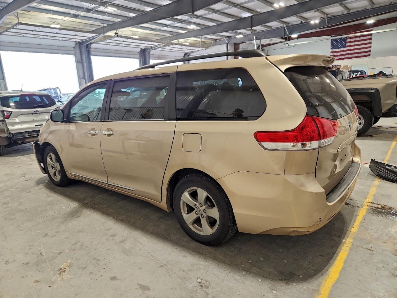 2014 Toyota Sienna Le - Фото 2