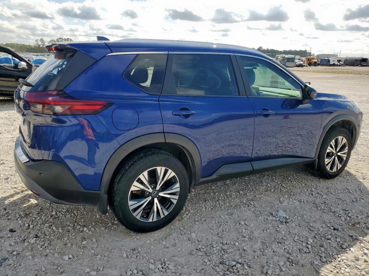 2023 Nissan Rogue Sv - Image 3