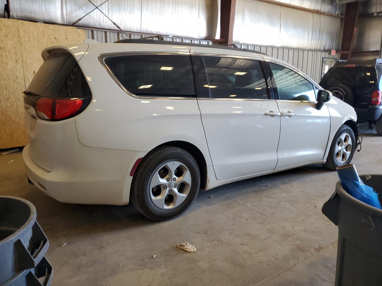 2017 Chrysler Pacifica Lx - Image 3