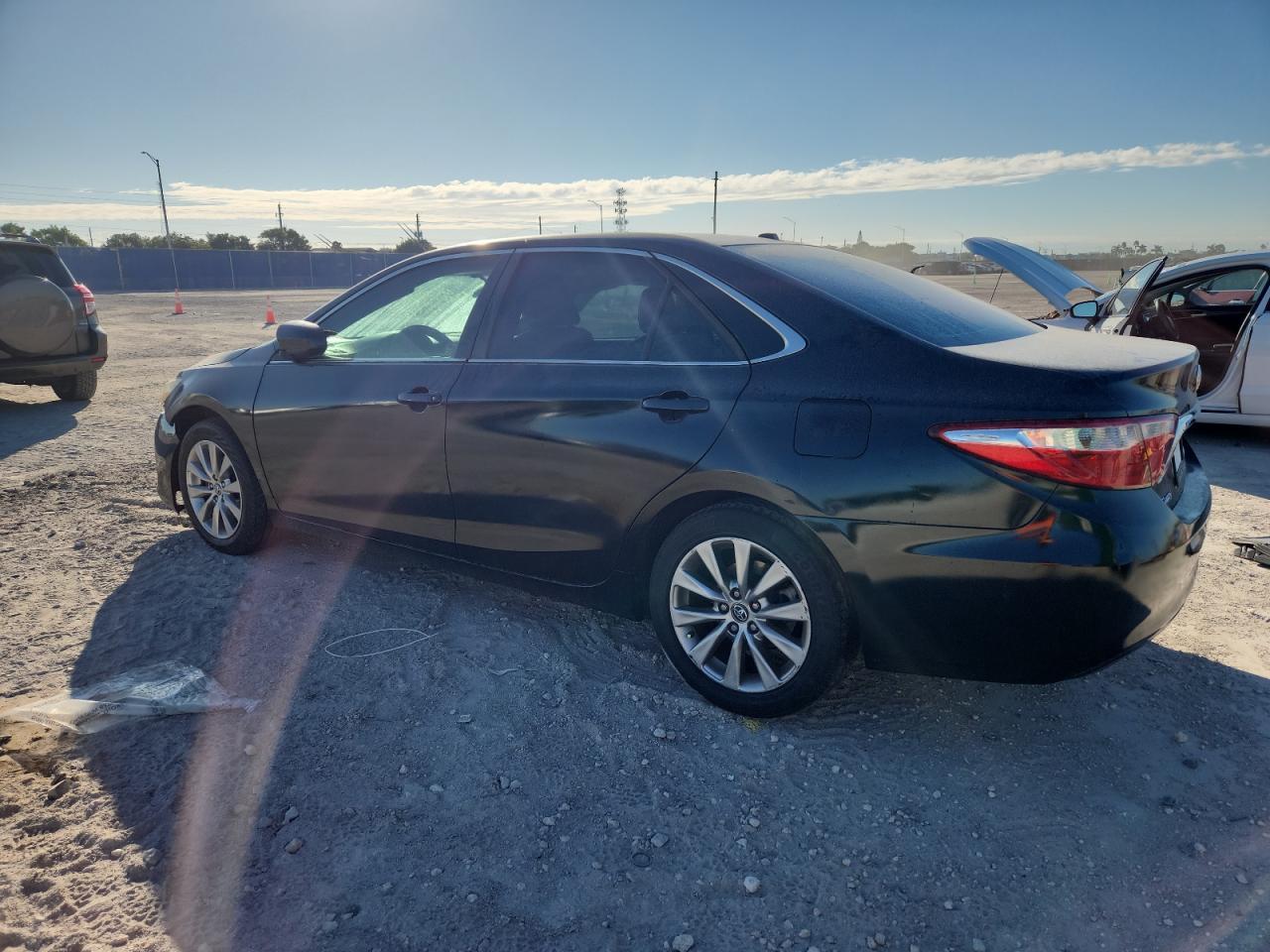 2015 Toyota Camry Le - Фото 2
