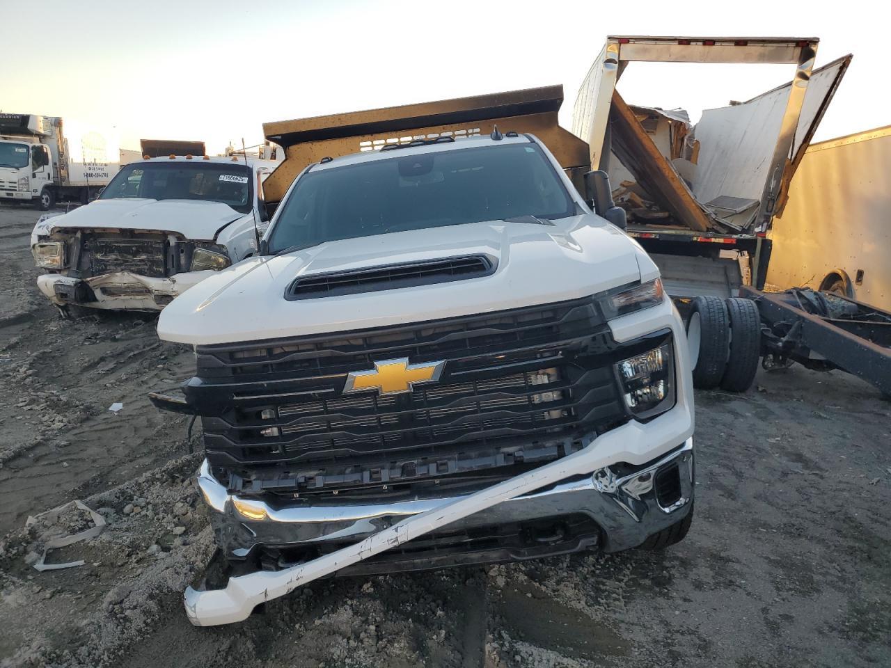 2024 Chevrolet Silverado Dump Truck - Фото 5