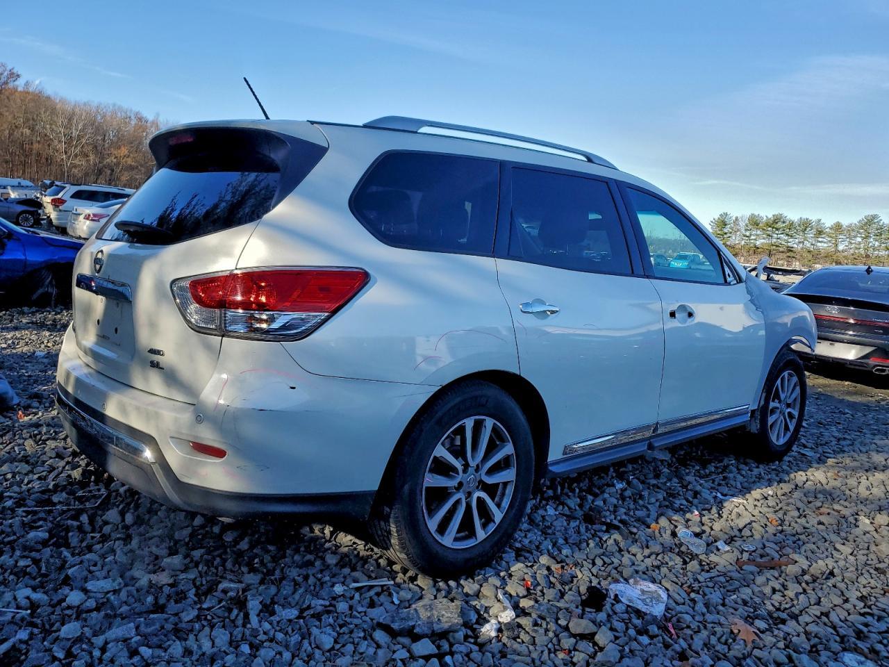 2015 Nissan Pathfinder S - Image 3