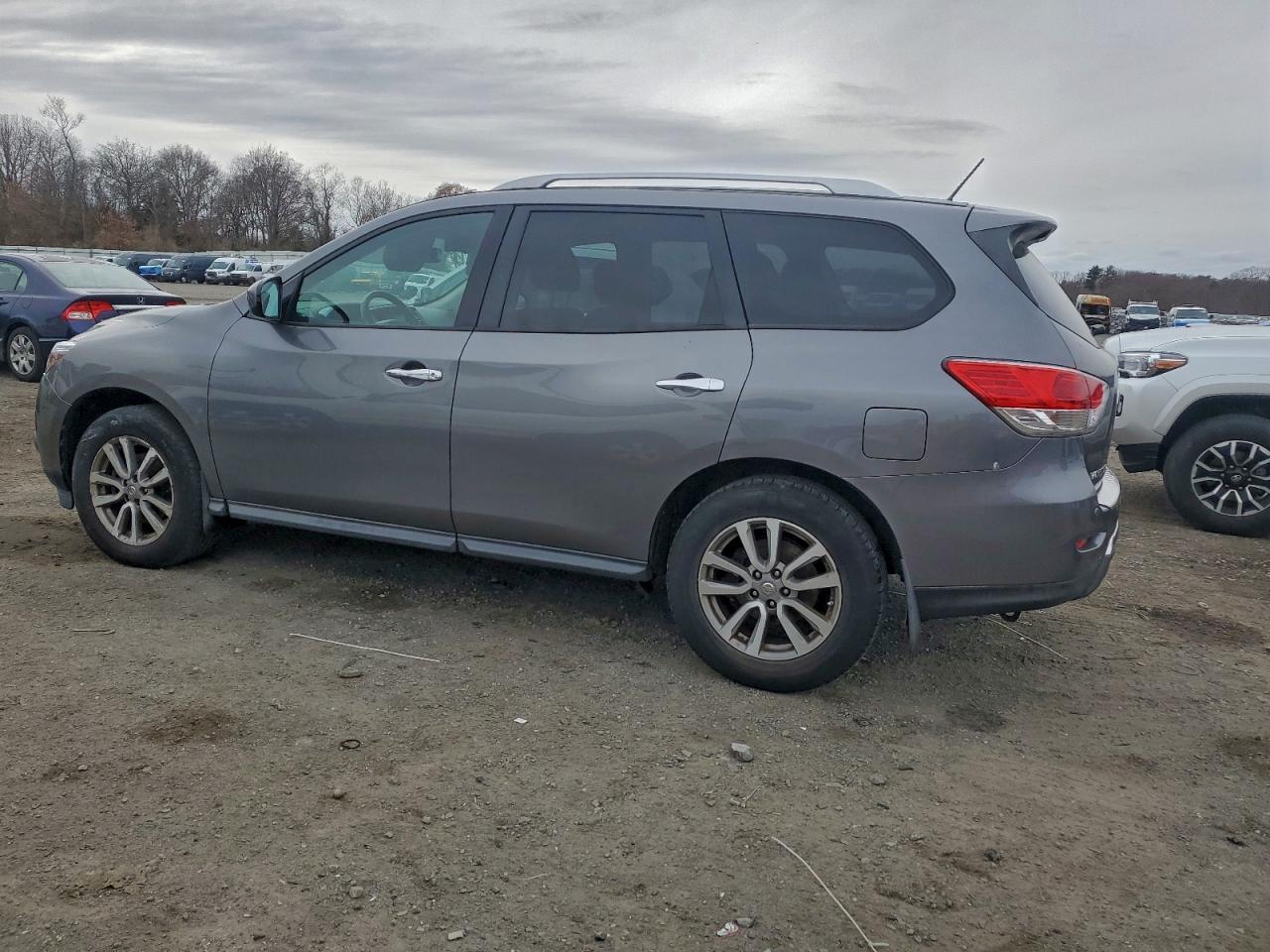 2016 Nissan Pathfinder Sv - Image 2