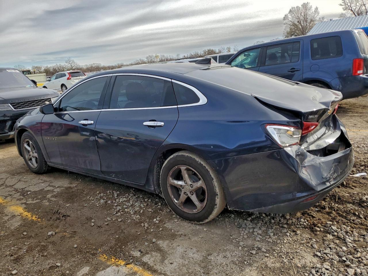 2017 Chevrolet Malibu Ls - Фото 2