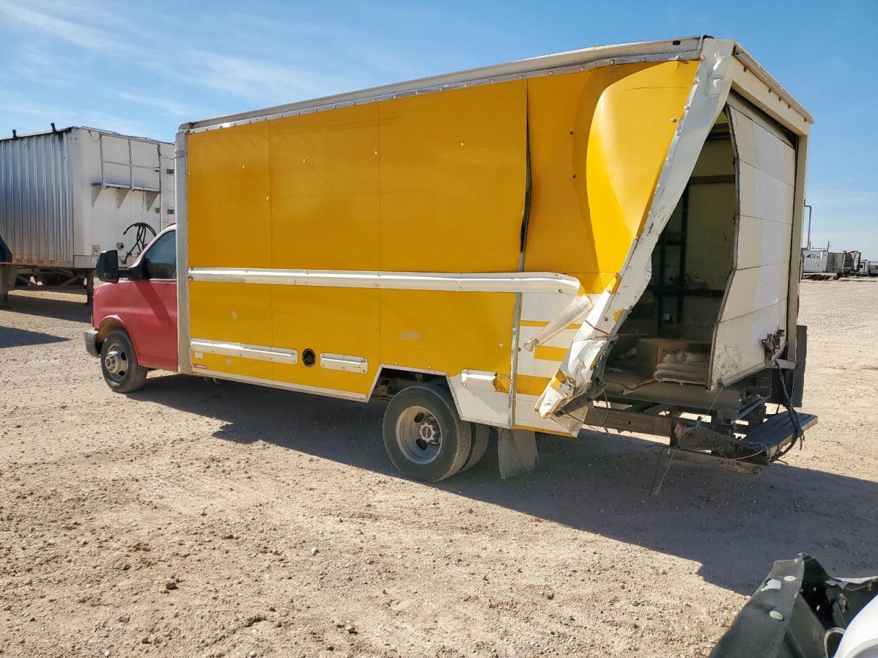 2015 GMC Savana Cutaway G3500 - Фото 2