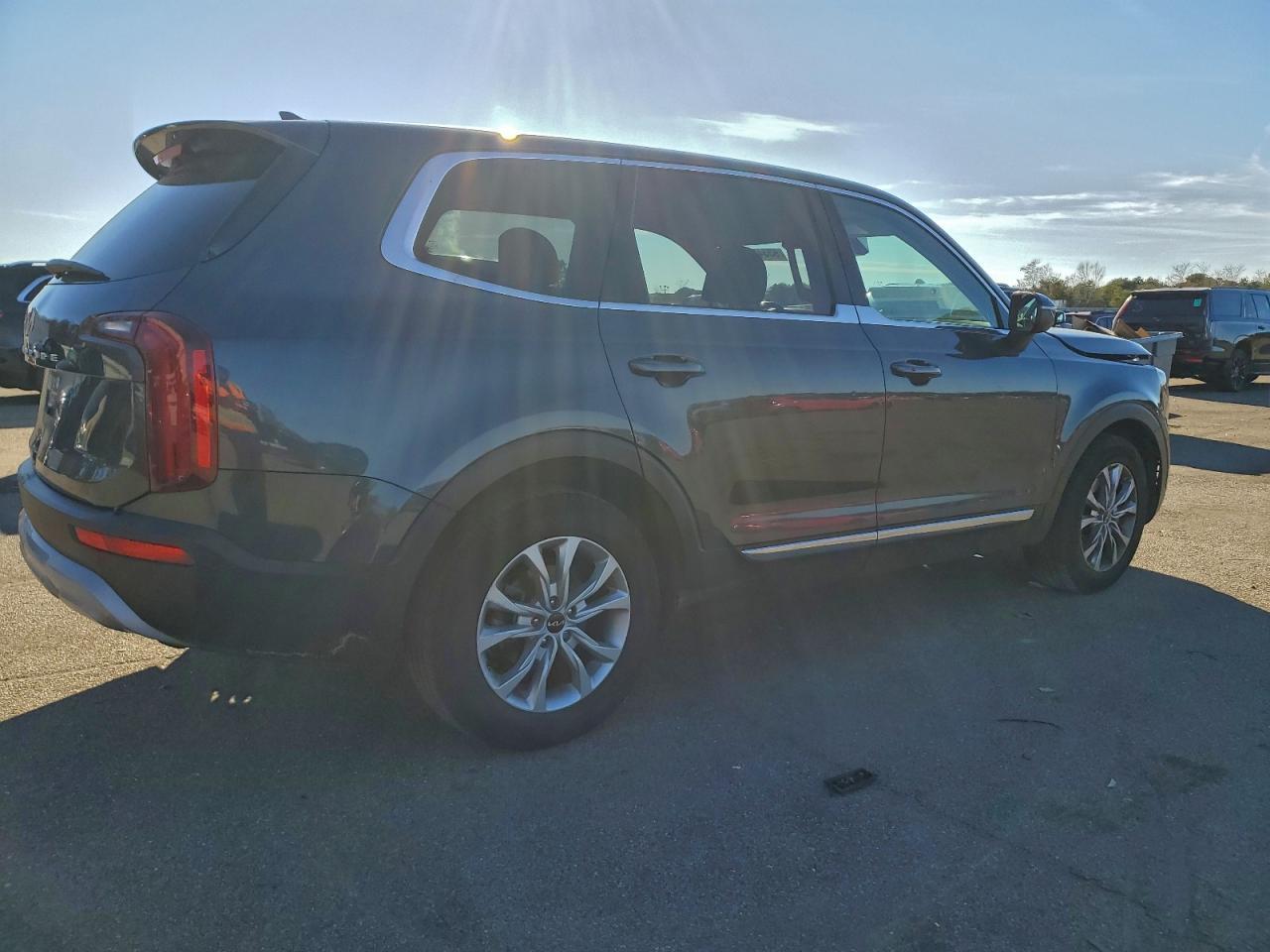 2022 Kia Telluride Lx - Image 3