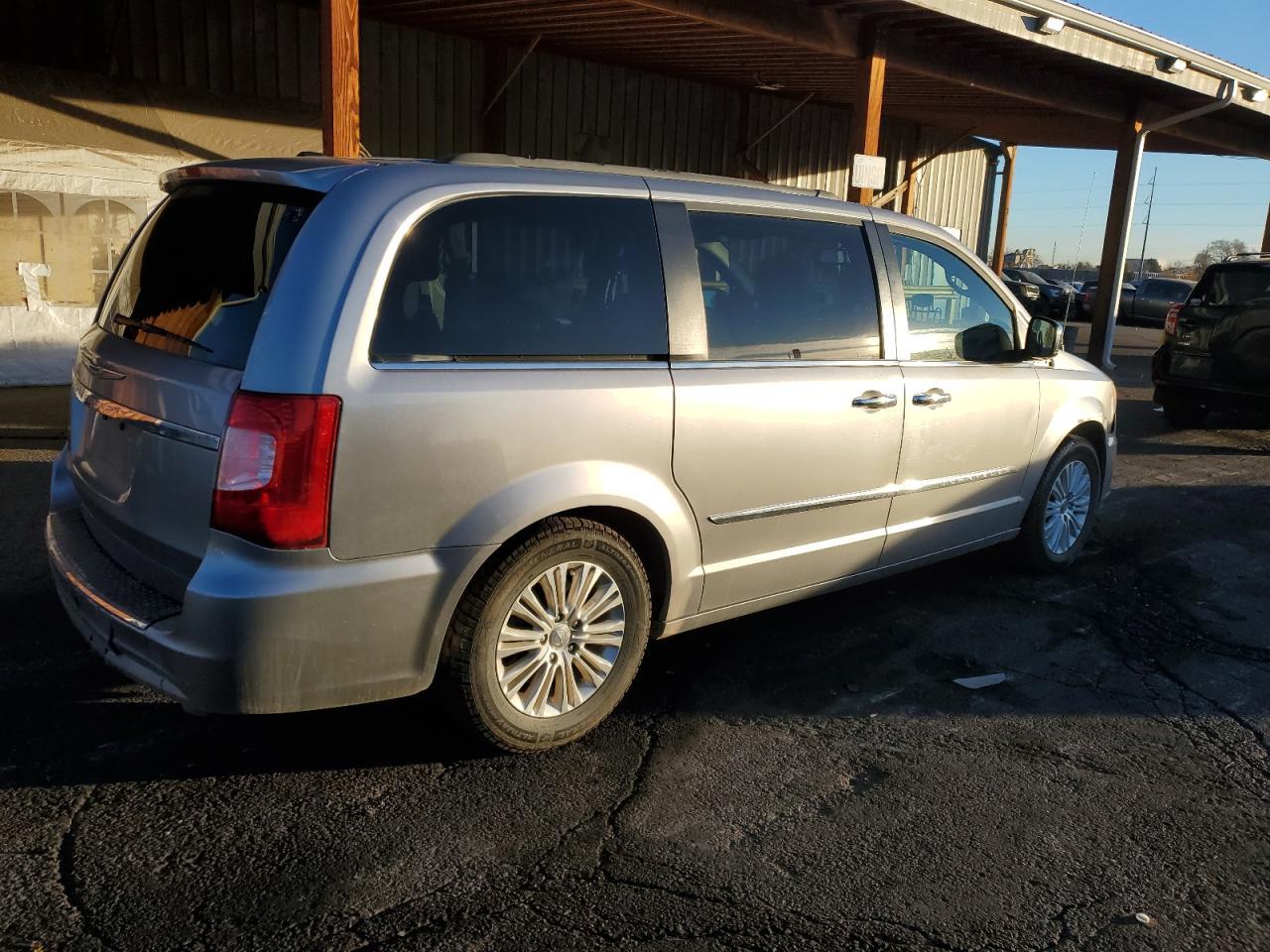 2013 Chrysler Town & Country Touring L - Фото 3
